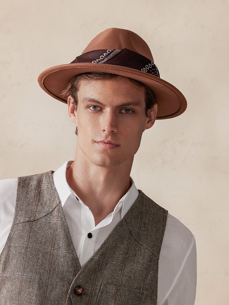 Flachkrempiger Fedora Hut mit Halstuch