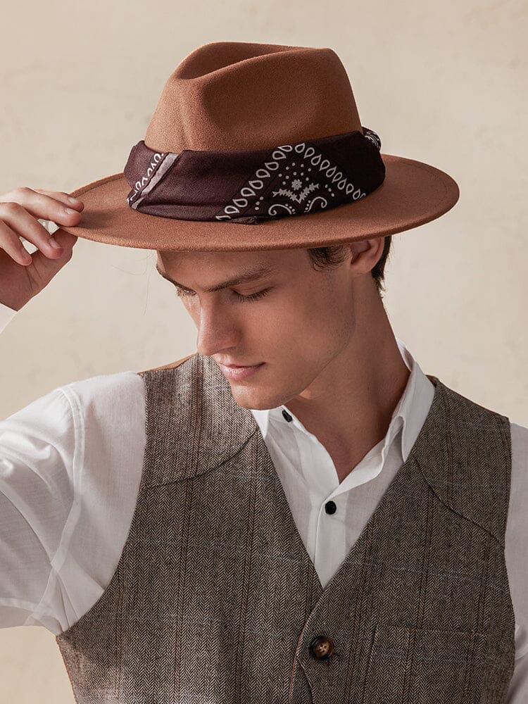 Flachkrempiger Fedora Hut mit Halstuch