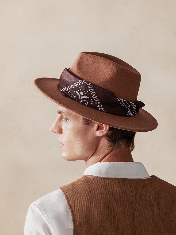 Flachkrempiger Fedora Hut mit Halstuch